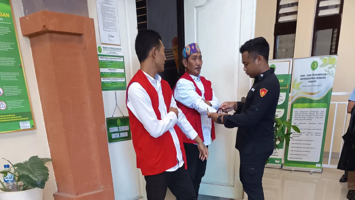 Kedua terdakwa Dussalam dan Rosidi terlihat kompak usai mendengar putusan hakim di Pengadilan Negeri Denpasar. (Foto M. Sandijaya)&nbsp;
