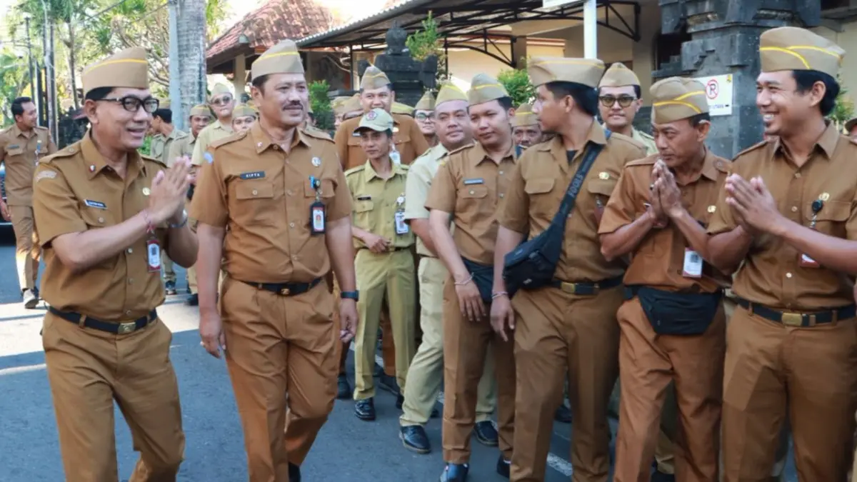 Sekda Denpasar Edi Mulya saat memberikan pengarahan apel pagi pada ASN Denpasar. (Foto Adrian Suwanto) 