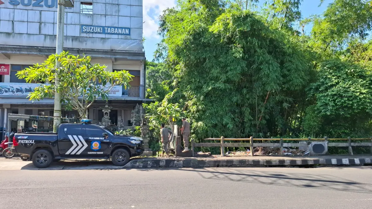 Suasana petugas Satpol PP Tabanan yang berjaga di Jalan Pahlawan depan Toko Sastra Mas, salah satu lokasi yang biasa dijadikan TPS liar. (Foto Juliadi) 