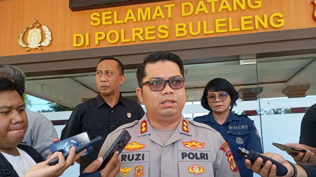 Kapolres Buleleng AKBP Ruzi Gusman saat memberikan keterangan terkait kasus penusukan yang masih dalam pendalaman. (Foto Junior) 