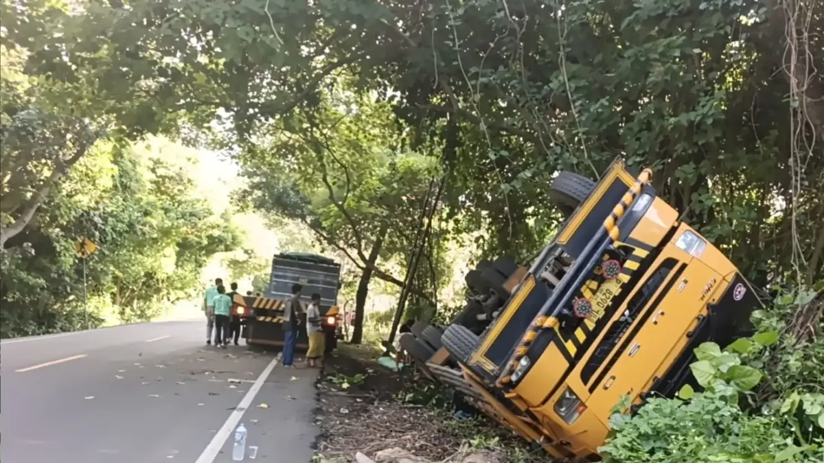 Kondisi truk tronton yang terguling di jalur utama Denpasar–Gilimanuk, Desa Melaya, Kecamatan Melaya, Kamis kemarin. (Foto Polsek Melaya)&nbsp;