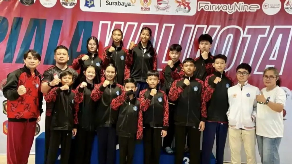 Para atlet Wushu Badung berpose bersama usai berlaga dalam Kejuaraan Nasional Piala Wali Kota Surabaya, 1–3 Mei lalu. (Foto Humas Koni Badung)&nbsp;