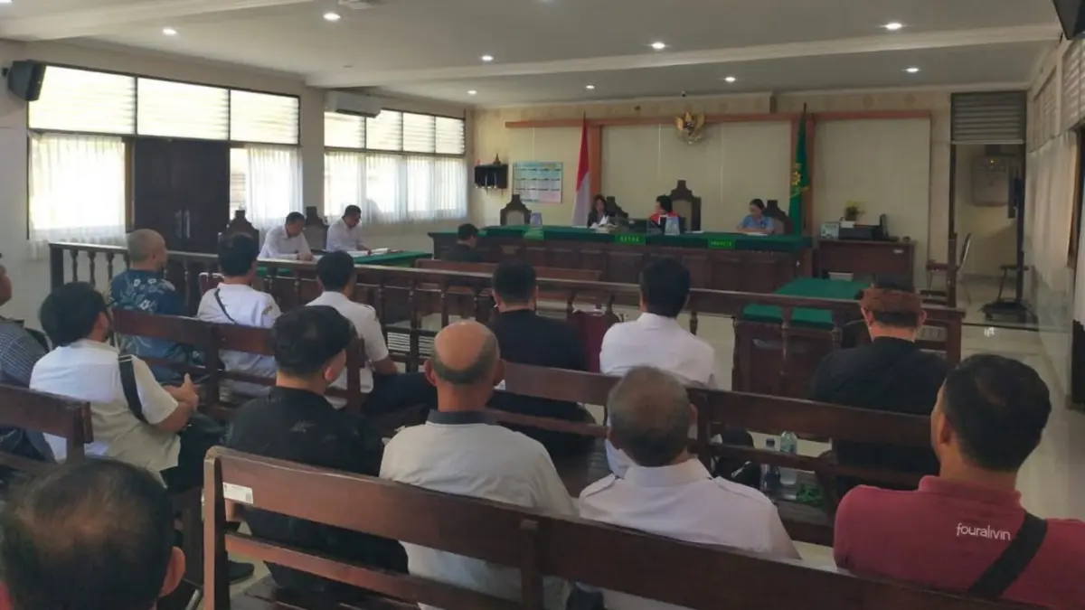 Prosesi sidang tipiring bagi pelanggar ketertiban umum terkait pembuangan sampah di Pengadilan Negeri IA Denpasar. (Foto Adrian Suwanto) 