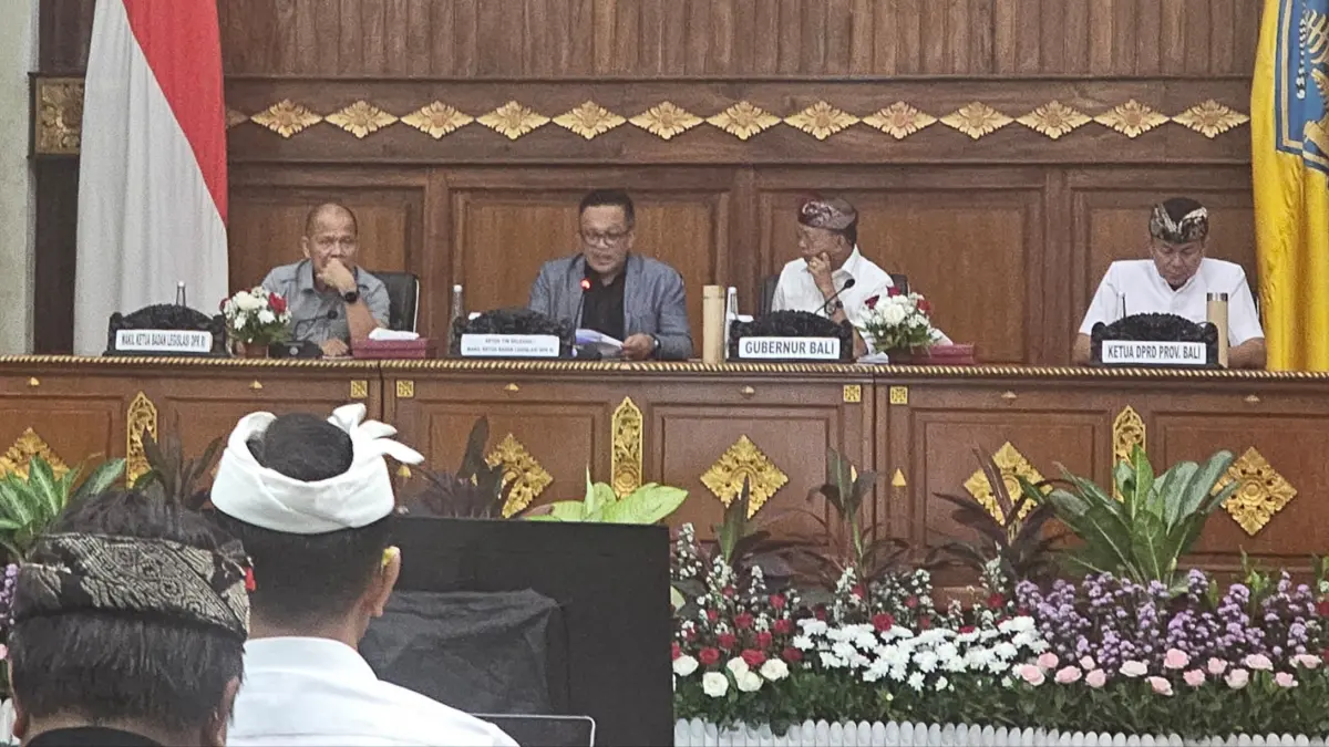 Rombongan Badan Legislasi DPR RI saat menggelar kunjungan kerja dan diterima langsung oleh Gubernur Bali serta Ketua DPRD Bali di Gedung Wiswa Sabha Utama, kemarin. (Foto Ni Kadek Novi Febriani)&nbsp;