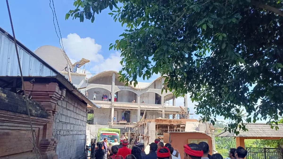 Suasana tim Pansus TRAP DPRD Bali saat melakukan inspeksi mendadak ke bangunan hotel berbintang di Banjar/Desa Cepaka, Kecamatan Kediri, Tabanan. (Foto Juliadi) 