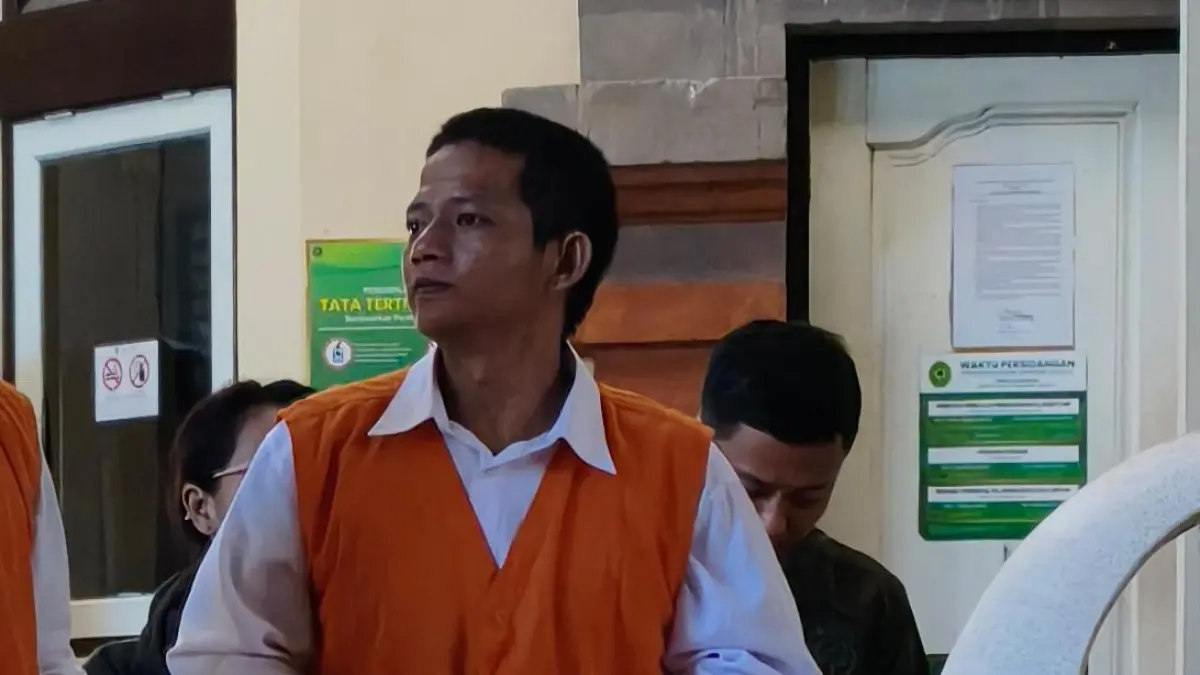 Terdakwa Dwi Irfan Nurrachman saat menjalani sidang dakwaan di Pengadilan Negeri Denpasar, kemarin.(Foto: M. Sandijaya)&nbsp;

&nbsp;