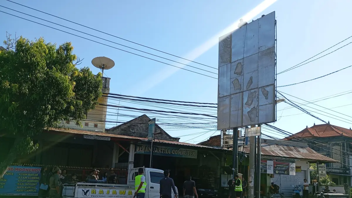 Proses pembongkaran papan reklame yang melanggar aturan di kawasan Jalan WR. Supratman. Penertiban ini dilakukan demi menjaga estetika dan tata ruang wilayah.(Foto Junior)&nbsp;