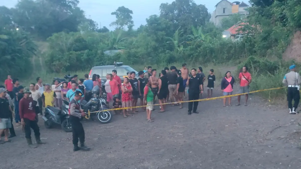 Petugas kepolisian saat melakukan olah tempat kejadian perkara (TKP) di lokasi penemuan jenazah bayi.(Foto Polres Buleleng)&nbsp;