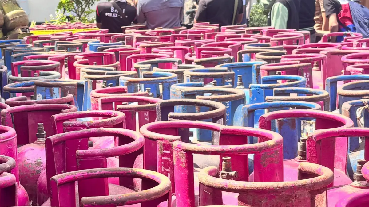 Ribuan tabung gas elpiji hasil oplosan yang berhasil diamankan polisi dari gudang milik tersangka di Kelurahan Subagan.(Foto Zulfika Rahman)&nbsp;

&nbsp;