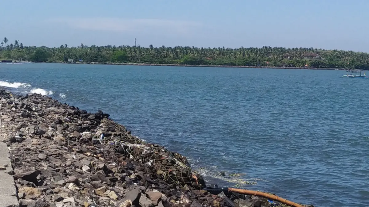 Susunan bronjong di pesisir Pantai Pebuahan, Desa Banyubiru, hancur kembali dan tak mampu lagi menahan laju abrasi.(Foto M. Basir)&nbsp;
