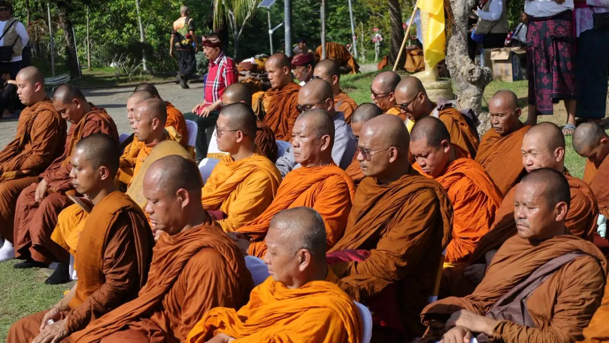 56 Bhikkhu yang berasal dari empat negara, yakni Indonesia, Thailand, Malaysia, dan Laos, resmi memulai langkah suci dalam Indonesia Walk for Peace (IWFP) 2026. (Foto Kemenag) 
