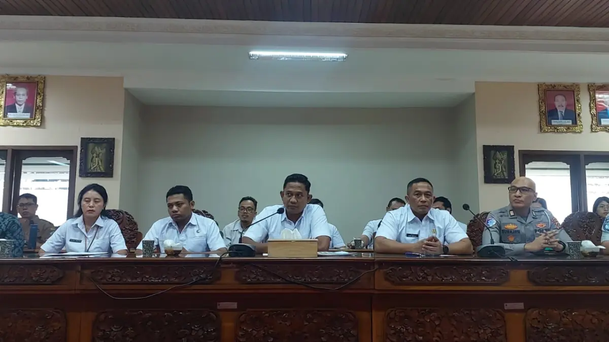 Kepala UPTD PPRD Bali Kota Denpasar, AA Rai Sugiartha, saat memimpin Forum Konsultasi Publik (FKP) di Ruang Rapat Bapenda Provinsi Bali, Senin (11/5) kemarin.&nbsp;(Foto Istimewa) 

&nbsp;