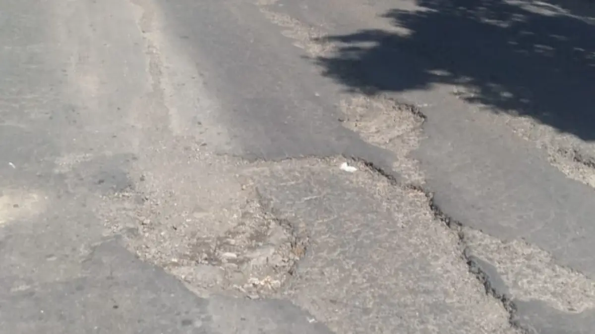 Kondisi ruas jalan Sidemen-Klungkung yang mengalami kerusakan parah, berlubang, dan sering memicu kecelakaan lalu lintas. (Istimewa) 