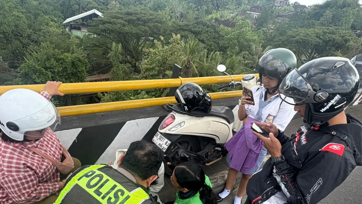 Personil Polsek Kerambitan saat melakukan pendekatan dan menyelamatkan pemuda yang berniat mengakhiri hidup di atas Jembatan Shortcut Jalan Raya Denpasar-Gilimanuk.(Istimewa) 

&nbsp;