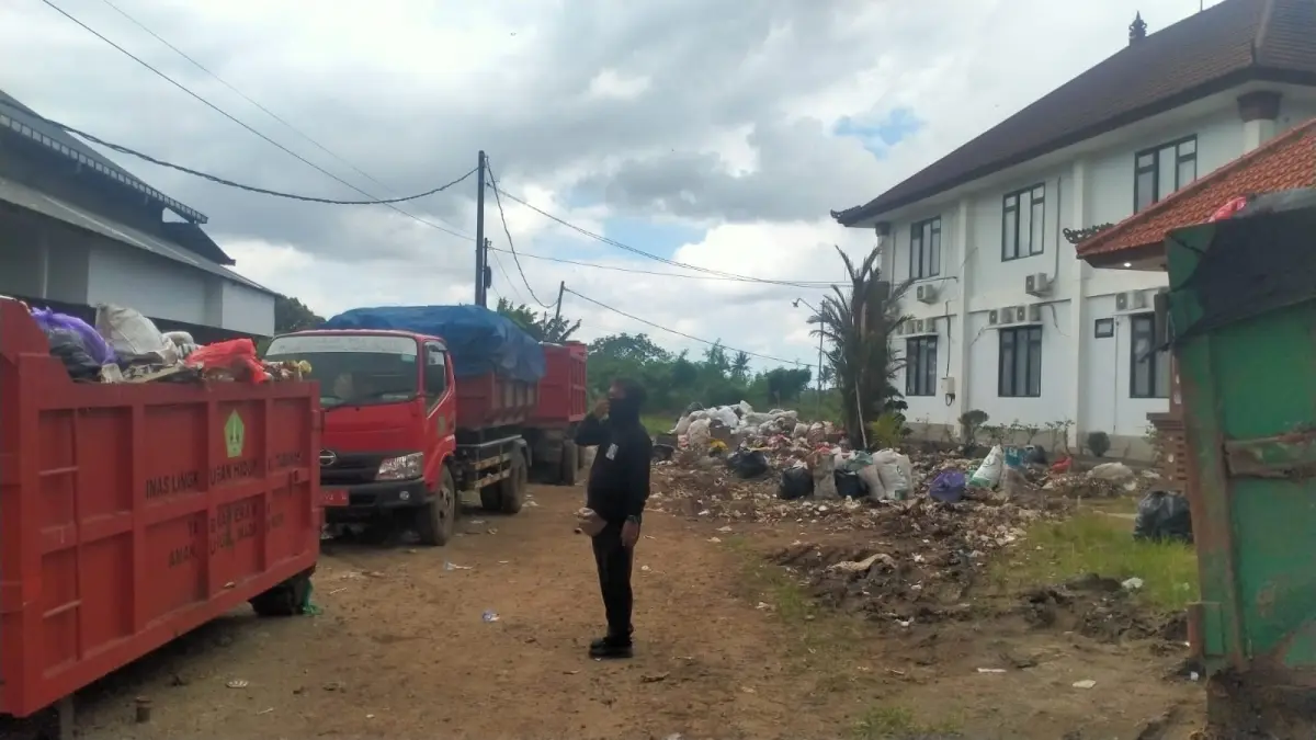 Kondisi halaman Kantor DLH Tabanan di Banjar Tanah Pegat yang dipenuhi tumpukan sampah warga yang belum terpilah. (Foto Juliadi) 