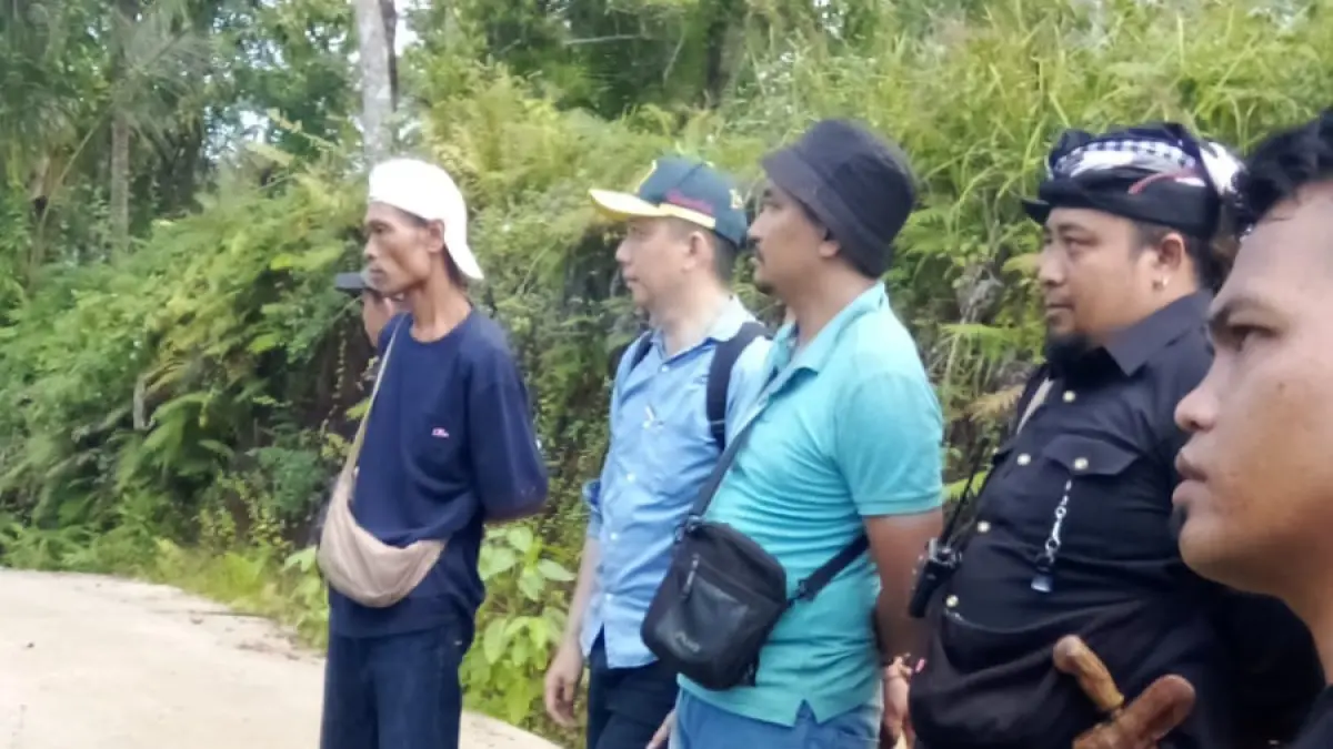 Wayan Lemes Indrawan paling kiri juga klaim jalan beton milik Besan. (Istimewa) 