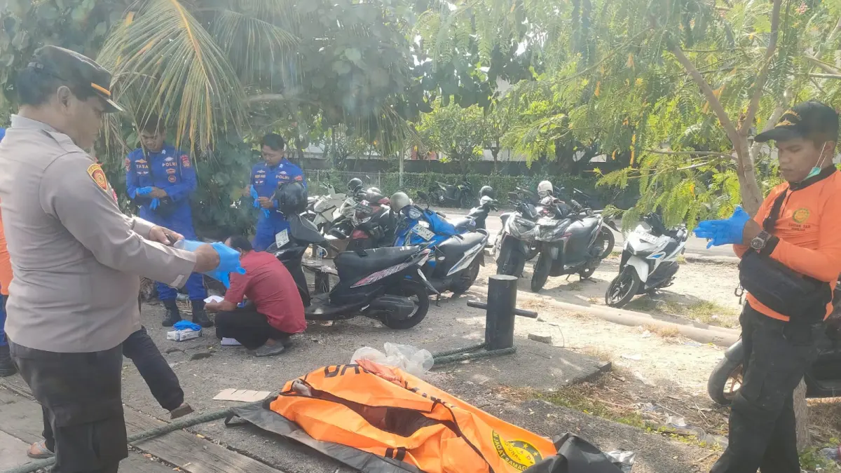 Proses evakuasi jenazah pria tak dikenal yang ditemukan mengambang di kawasan Dermaga Barat Pelabuhan Benoa.(Foto Polresta Denpasar)&nbsp;