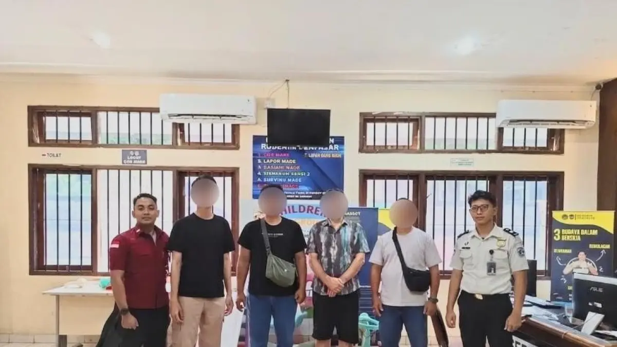 Petugas Kantor Imigrasi Singaraja membawa warga negara asing asal Kanada berinisial FRP ke Rumah Detensi Imigrasi (Rudenim) Denpasar terkait kasus pengrusakan properti warga.(Foto Imigrasi Singaraja)&nbsp;