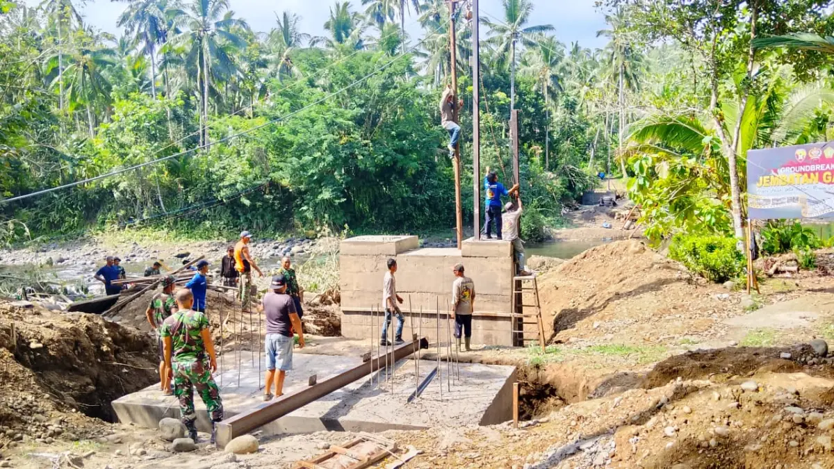 Proses pembangunan struktur Jembatan Gantung Nusamara di Desa Yehembang Kangin, Kecamatan Mendoyo, Jembrana. (Foto Kodim Jembrana)