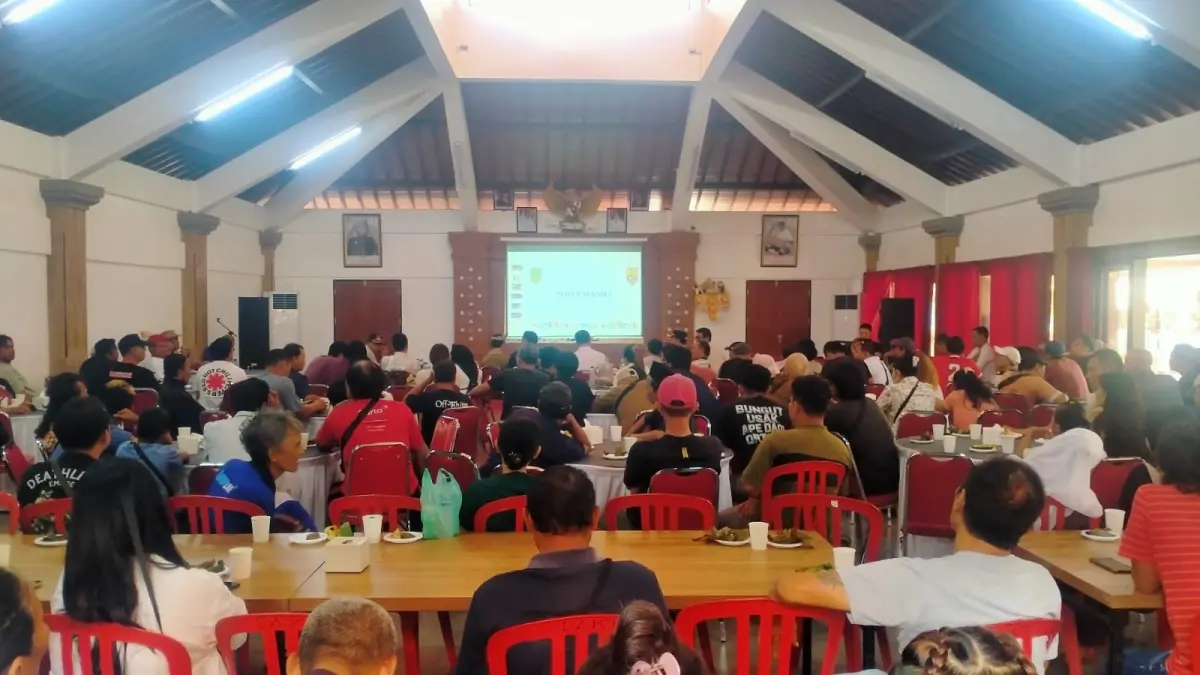 Suasana sosialisasi penataan kawasan Jalan Gajah Mada yang diikuti para pedagang Pasar Senggol, pengelola, serta perwakilan desa adat Tabanan. (Foto Juliadi) 