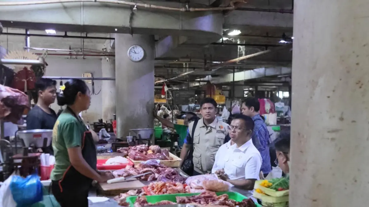 Tim Satgas Siber Pelanggaran Pangan melakukan pemantauan stok dan harga bahan pangan di Pasar Badung, Denpasar, Kamis (14/5) kemarin.&nbsp;(Foto Polda Bali) 
