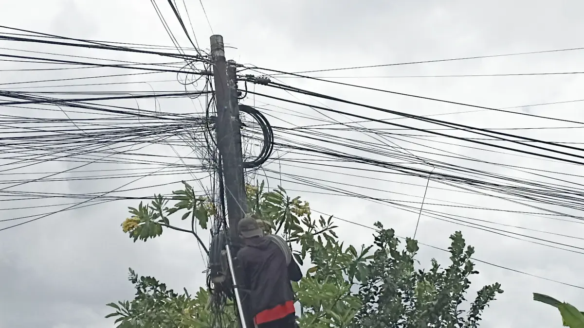 Kabel provider semrawut di kawasan Sanur, Denpasar. (Foto Adrian Suwanto)&nbsp;

&nbsp;