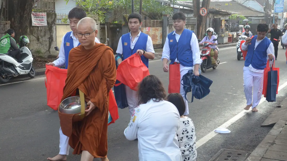 Prosesi Pindapata di Jalan Gunung Agung Denpasar, jalur yang dilalui para bhikku menuju Vihara Buddha Sakyamuni. Tradisi berbagi sedekah ini digelar sebagai rangkaian perayaan Tri Hari Suci Waisak.(Foto Adrian Suwanto)&nbsp;