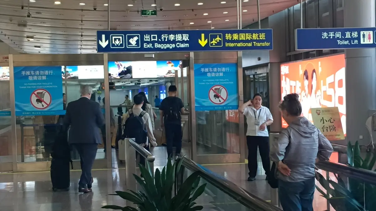 Sejumlah wartawan peserta program China Internasional Press Communications Center saat tiba di Tiongkok. (FOTO EKA PRASETYA)