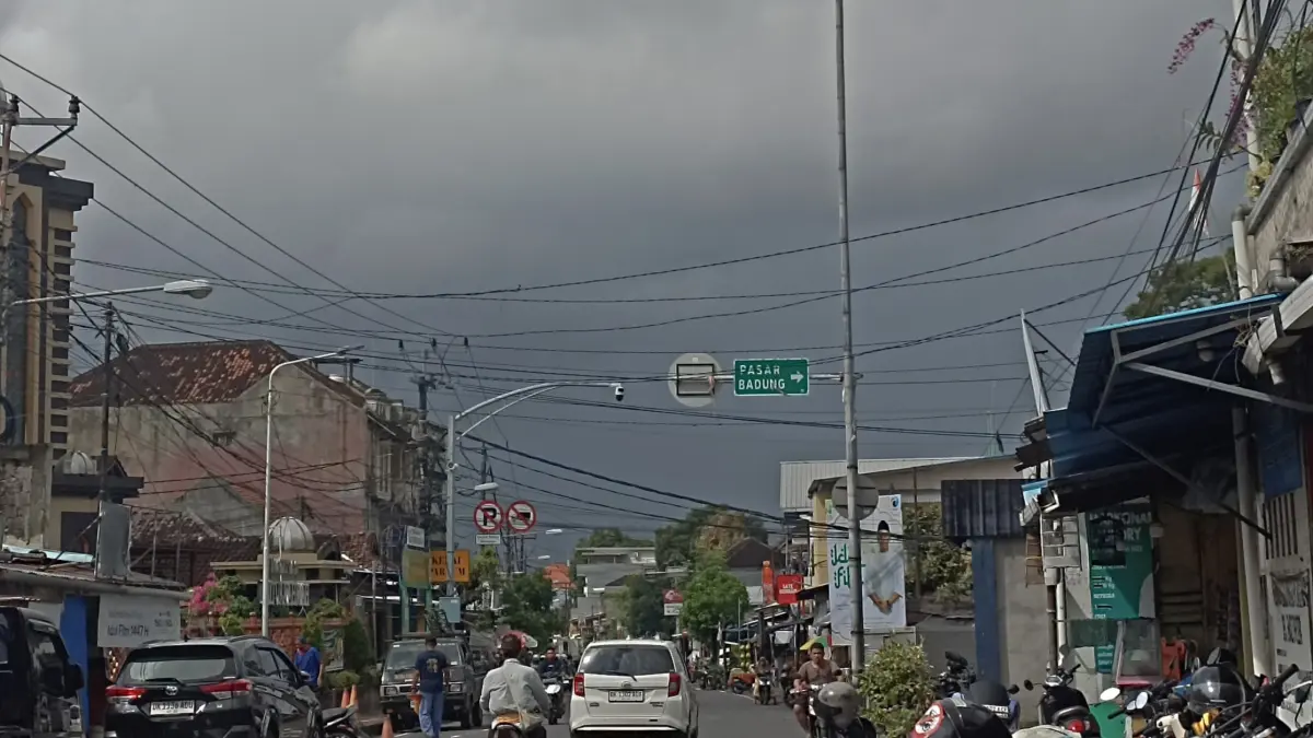 Cuaca terasa berubah-ubah sepanjang hari di Denpasar. (Foto Adrian Suwanto)