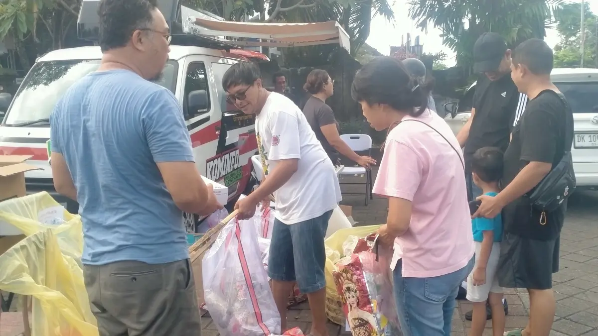 Gerakan titik kumpul pembuangan sampah yang digagas komunitas dan aktivis lingkungan dari Tabanan Lovers serta Patradesa, bekerja sama dengan TPS3R Sadu Kencana Tabanan, berlangsung di halaman Gedung Kesenian I Ketut Maria Tabanan. (Foto Juliadi)&nbsp;
