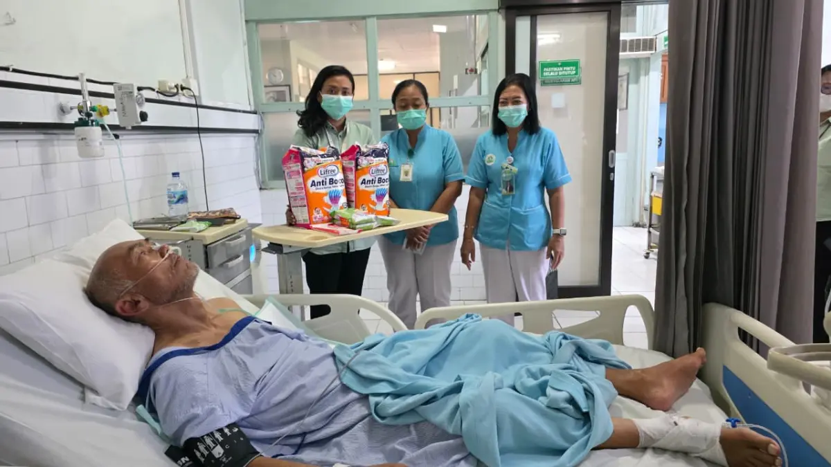 Petugas RSUP Prof. Ngoerah sedang menyerahkan bantuan kepada salah satu pasien, sebagai wujud kepedulian melalui gerakan sosial yang diinisiasi pegawai rumah sakit. (Istimewa)&nbsp;
&nbsp;