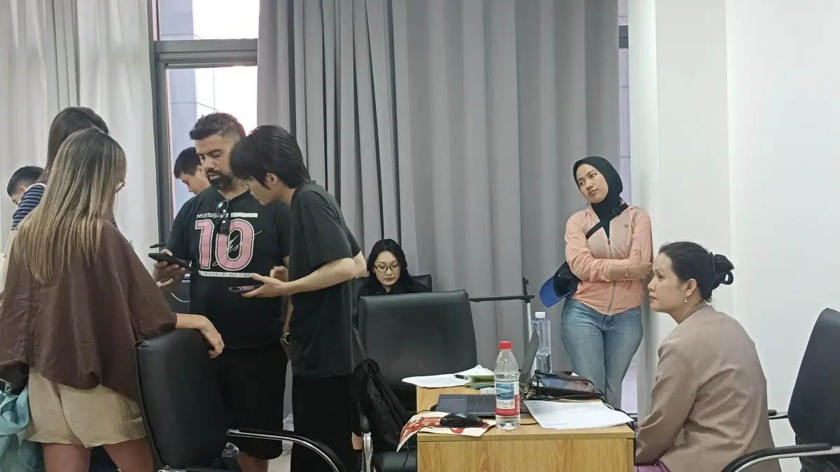 Sejumlah jurnalis peserta program China International Press Communication Center (CIPCC) sedang mengurus kartu SIM sebagai sarana pendukung komunikasi. (Foto Eka Prasetya)&nbsp;