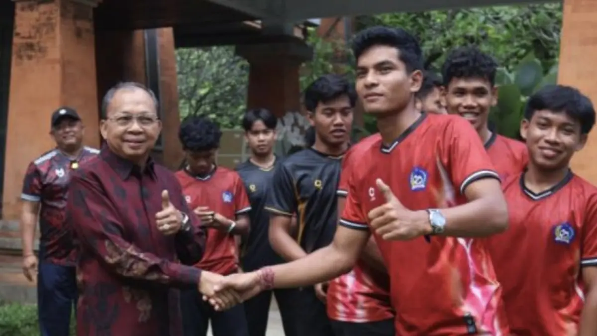 Gubernur Bali, Wayan Koster, bersalaman dengan jajaran pengurus dan pemain PS Badung saat melakukan audiensi di Jayasabha, Denpasar, Jumat (15/5) lalu. (Foto Humas Pemprov Bali)&nbsp;
