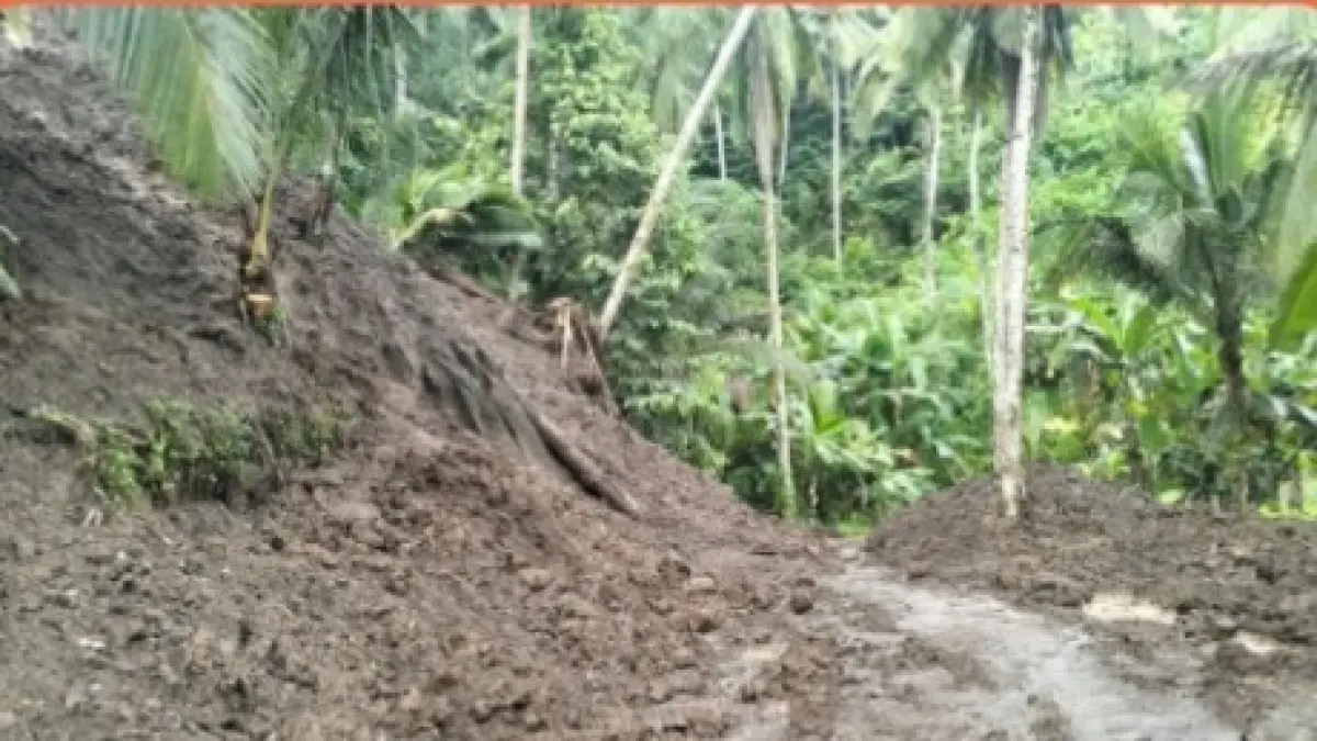 Senderan hingga akses jalan tertutup tumpukan material tanah dan bebatuan akibat hujan deras yang memicu longsor di sejumlah titik di wilayah Karangasem. (Istimewa)&nbsp;