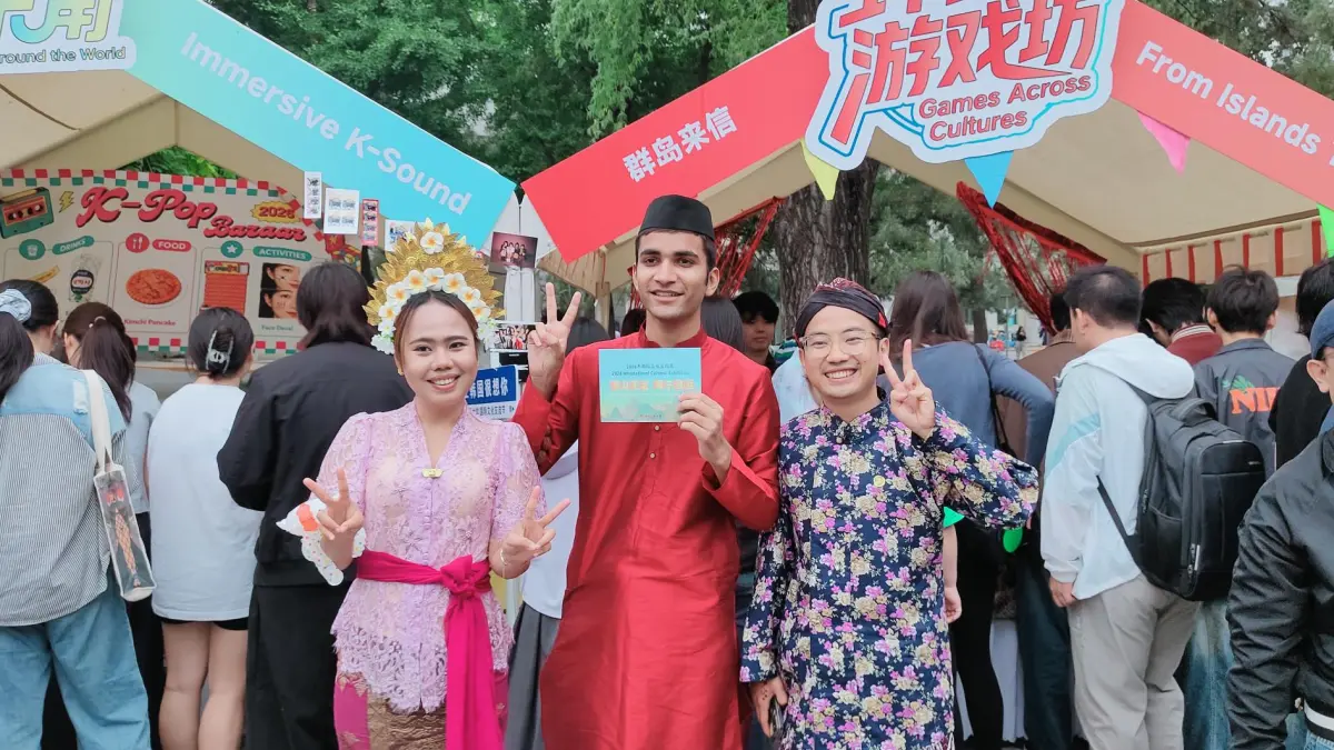 Stand yang dikelola mahasiswa Indonesia tampak menonjol dalam ajang International Cultural Exhibition di Universitas Rakyat Tiongkok, Beijing, Sabtu (16/5/2026) kemarin. (Foto Eka Prasetya) 