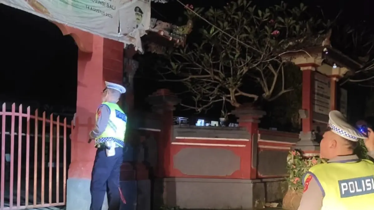 Suasana personel kepolisian Polsek Selemadeg, Tabanan, yang sedang melaksanakan patroli keamanan pada malam hari guna mengantisipasi tindak kriminalitas di jam-jam rawan. (Foto Juliadi)&nbsp;
&nbsp;