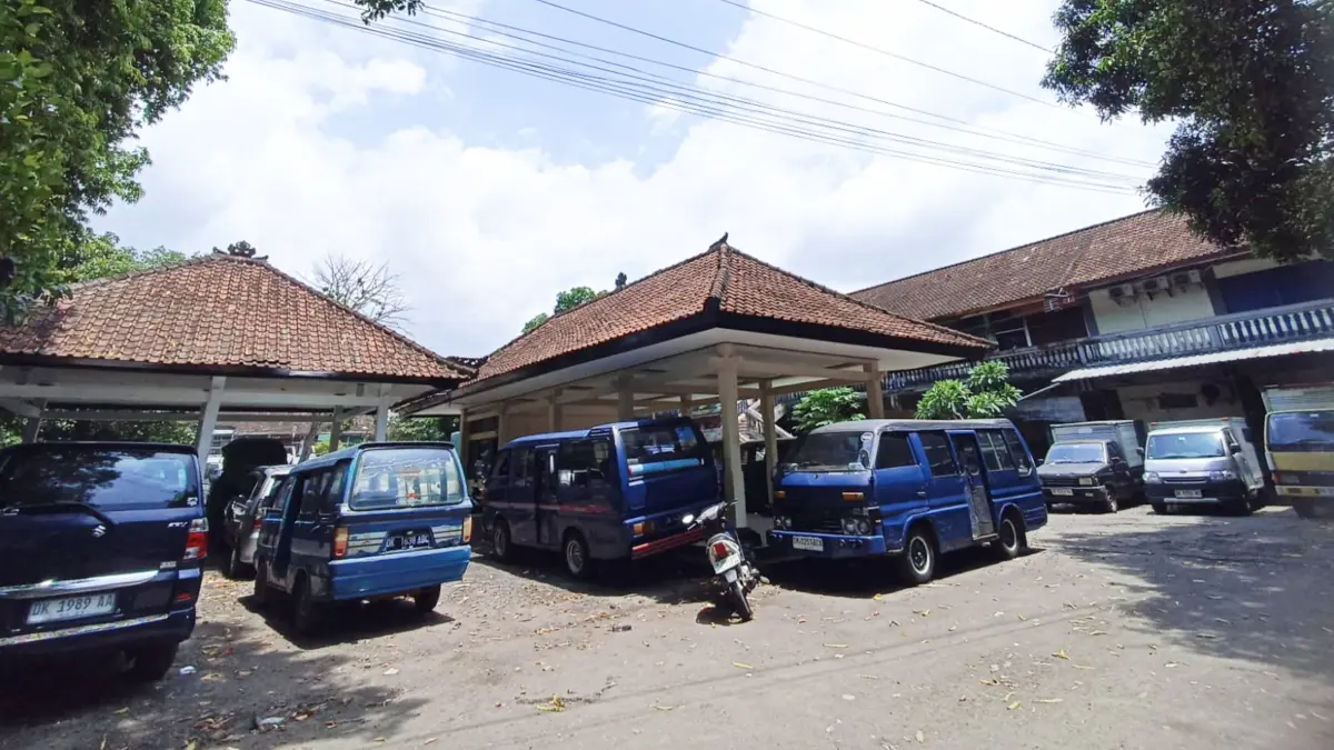 Terminal Tegal, Kelurahan Pemecutan, Denpasar yang kini tampak sepi dari penumpang angkutan umum, seiring berkurangnya operasional kendaraan di sana. (Foto Adrian Suwanto)&nbsp;
&nbsp;