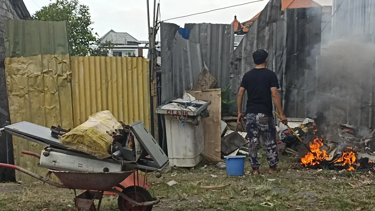 Dewan minta pelaku pembakaran sampah sembarangan di Bali ditindak tegas. (Foto Adrian Suwanto) 