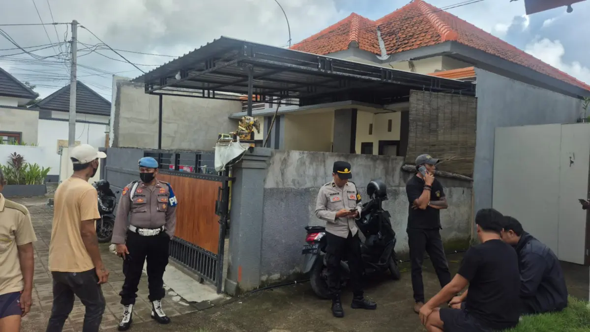 Lokasi penemuan jenazah seorang pria yang ditemukan meninggal dunia dalam kondisi membusuk di sebuah bangunan bekas kantor kontraktor di kawasan Jimbaran, Kuta Selatan, Badung. (Foto Adrian Suwanto) 