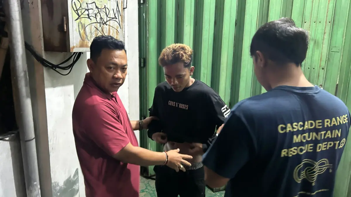 Polisi menangkap  "manusia silver" yang kerap beraksi di persimpangan lampu lalu lintas untuk mengemis. Ia juga diduga melakukan pengancaman dengan senjata tajam kepada pengendara. (Foto Adrian Suwanto) 