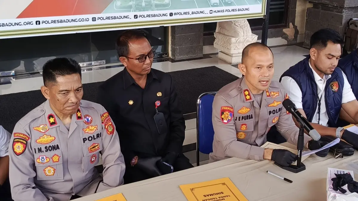 Kapolres Badung, AKBP Joseph Edward Purba (tengah), memberikan keterangan pers terkait pengungkapan kasus pembunuhan berencana yang jenazah korbannya ditemukan terkubur di area persawahan Jalan Antasura, Banjar Cabe, Desa Darmasaba, Abiansemal, Badung. (Foto I Wayan Widyantara)&nbsp;