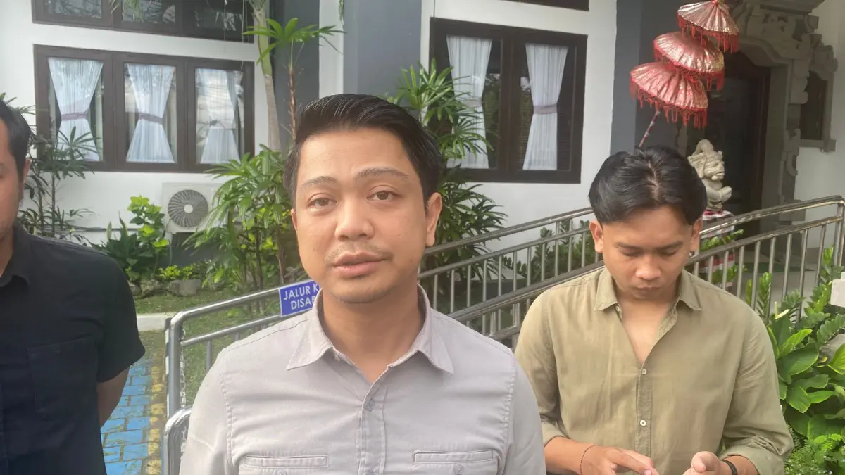 Kasi Intelijen Kejaksaan Negeri Karangasem, Ferdy Arya Nulhakim, saat memberikan keterangan terkait perkembangan kasus dugaan korupsi pengadaan LPJU hias.(Foto Zulfika Rahman)&nbsp;
