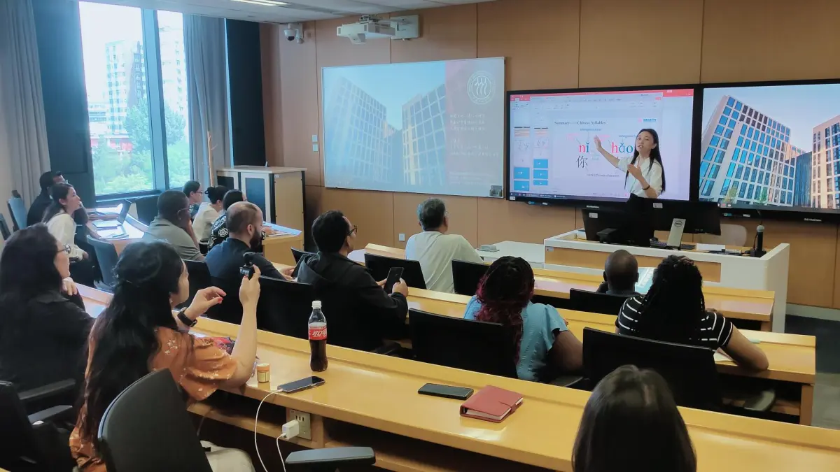 Para jurnalis peserta program China International Press Communication Center (CIPCC) yang berasal dari kawasan Asia Pasifik dan Karibia, sedang mengikuti kelas pembelajaran Bahasa Mandarin di kampus Renmin University of China, (Foto Eka Prasetya) 
