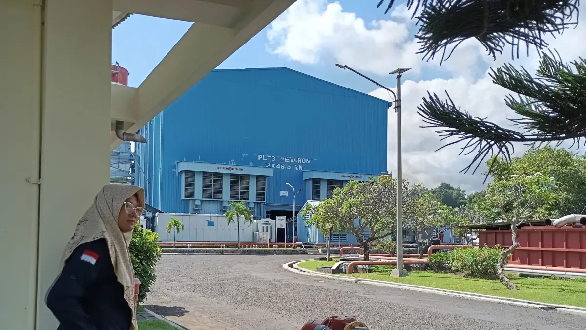  Suasana di kawasan Pembangkit Listrik Tenaga Uap/Gas dan Diesel (PLTGU/PLTD) Pemaron. (Foto Junior) 