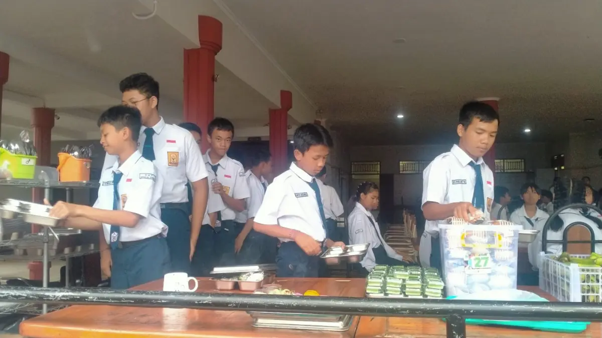 Suasana para siswa Sekolah Rakyat saat menerima layanan makanan bergizi gratis di Sentra Mahatmiya Bali, Tabanan. Ke depannya, lokasi pembelajaran akan dipindah ke gedung baru di Karangasem. (Foto Juliadi) 