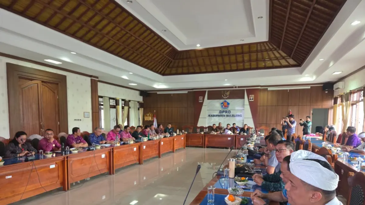 Suasana Rapat Dengar Pendapat yang digelar di DPRD Buleleng, membahas evaluasi pemanfaatan dan pengelolaan Tempat Pembuangan Sampah Reduce, Reuse, Recycle (TPS3R) di berbagai wilayah. (Foto DPRD Buleleng)&nbsp;
