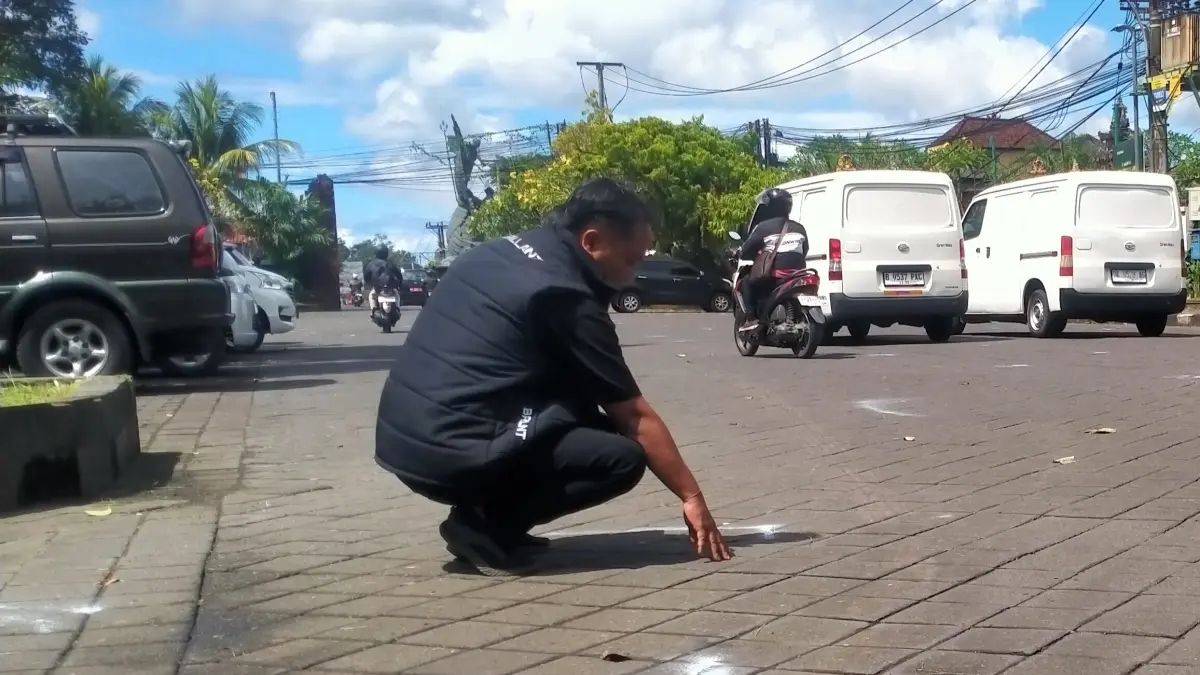 Tanda cat putih pembatas lapak pedagang yang sudah dipasang petugas di area depan Gedung Kesenian I Ketut Maria, lokasi relokasi sementara pedagang Pasar Senggol Tabanan.(Foto Juliadi)&nbsp;
