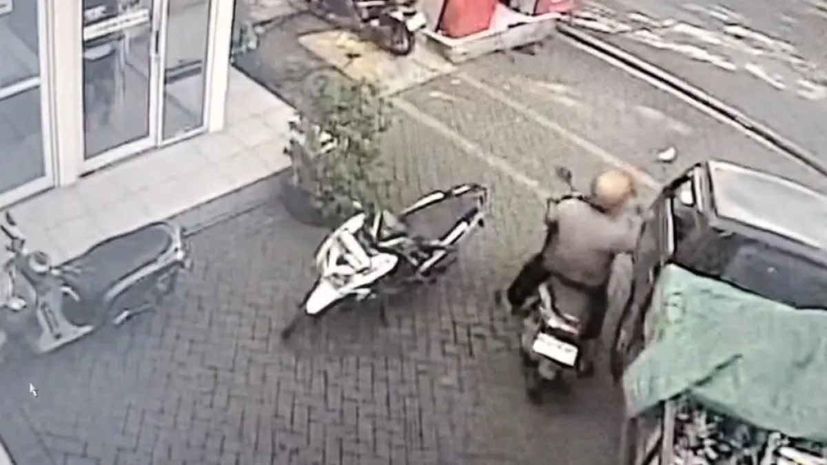 Aksi cepat pencurian di SPBU terekam kamera pengawas saat korban sedang sibuk mengganti ban kendaraannya. (Rekaman CCTV) 