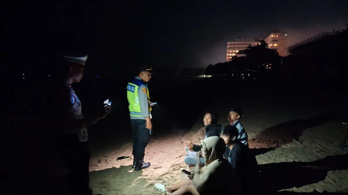 Sejumlah warga diamankan petugas kepolisian usai terlibat keributan dan aksi pengeroyokan di kawasan Lapangan Bajra Sandhi, Renon, Denpasar.(Foto Adrian Suwanto)&nbsp;
