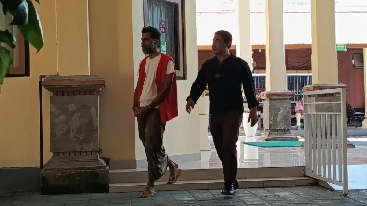 Shaileshwaran Govindan, warga negara Malaysia, terlihat usai menjalani sidang pembacaan putusan di Pengadilan Negeri Denpasar. Ia divonis rehabilitasi di Rumah Sakit Jiwa Bangli, bukan penjara seperti tuntutan jaksa. (Foto M. Sandijaya) 